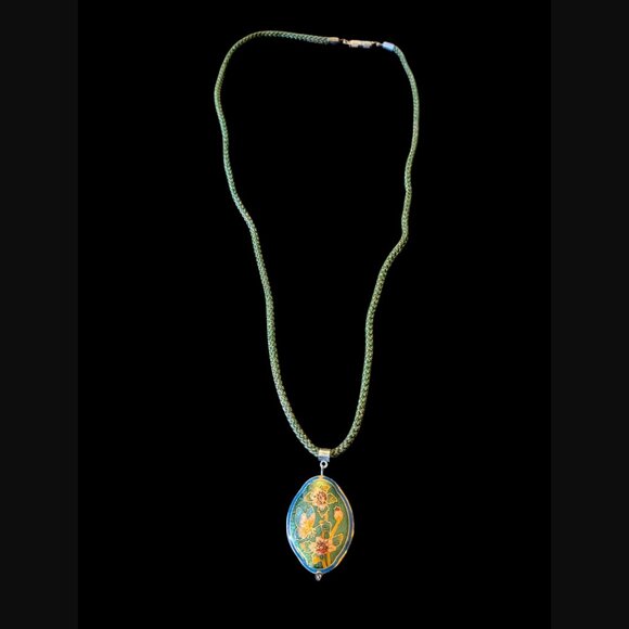 Vintage Cloisonne Butterfly 1.5" Pendant On A 24" Green Rope Chain - Picture 2 of 7
